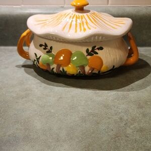 Arnel's Vintage Art Pottery Mushroom Casserole Dish